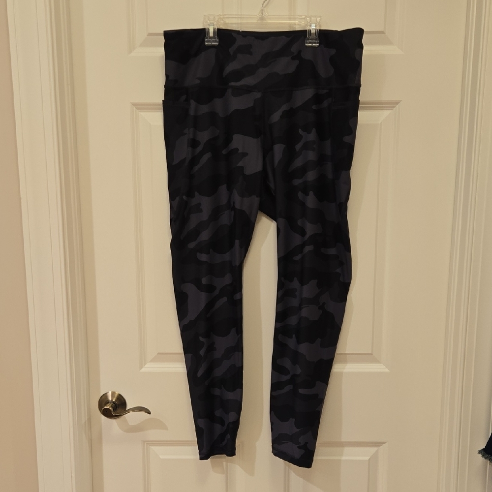 Old Navy Black Camouflage Go-Dry 3/4 Ankle Leggings 2X
